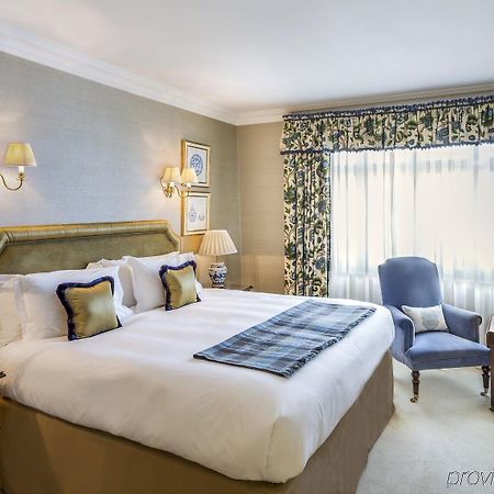 The Stafford London Hotel Bagian luar foto A bedroom at the hotel