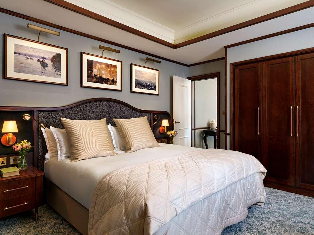 The Stafford London Hotel Ruang foto A bedroom at the Taj Mahal Palace