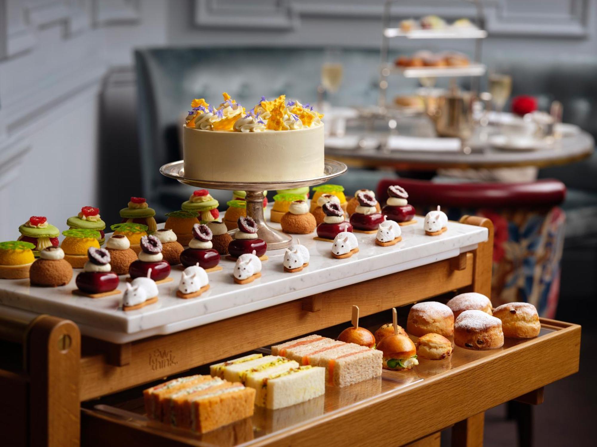 The Stafford London Hotel Bagian luar foto Afternoon tea at the Mandarin Oriental, London