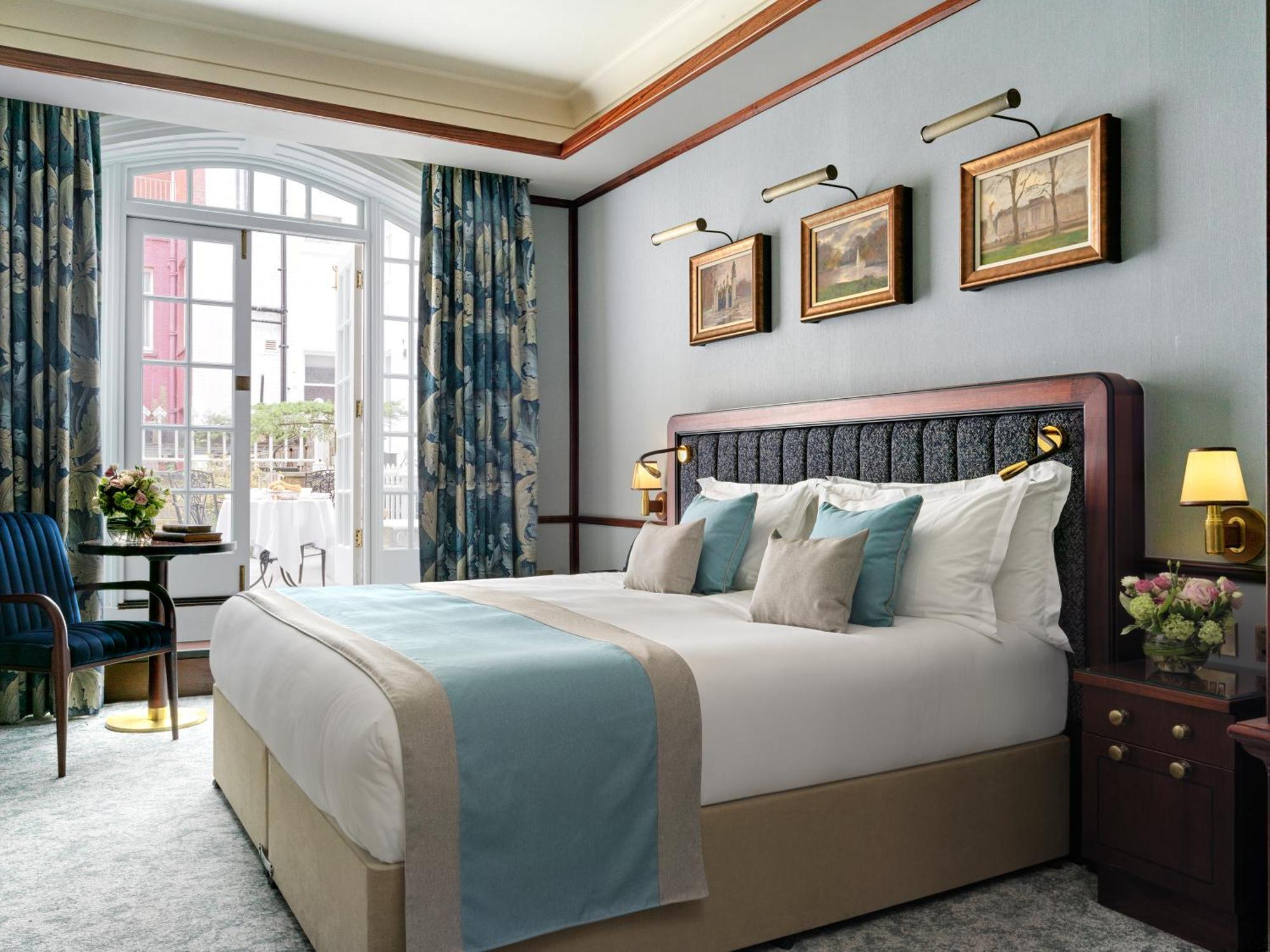 The Stafford London Hotel Bagian luar foto A bedroom at the hotel