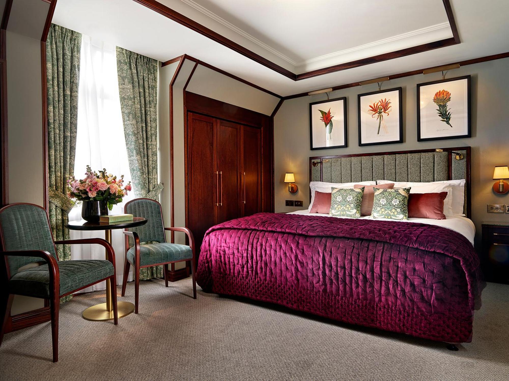The Stafford London Hotel Bagian luar foto A bedroom at the hotel