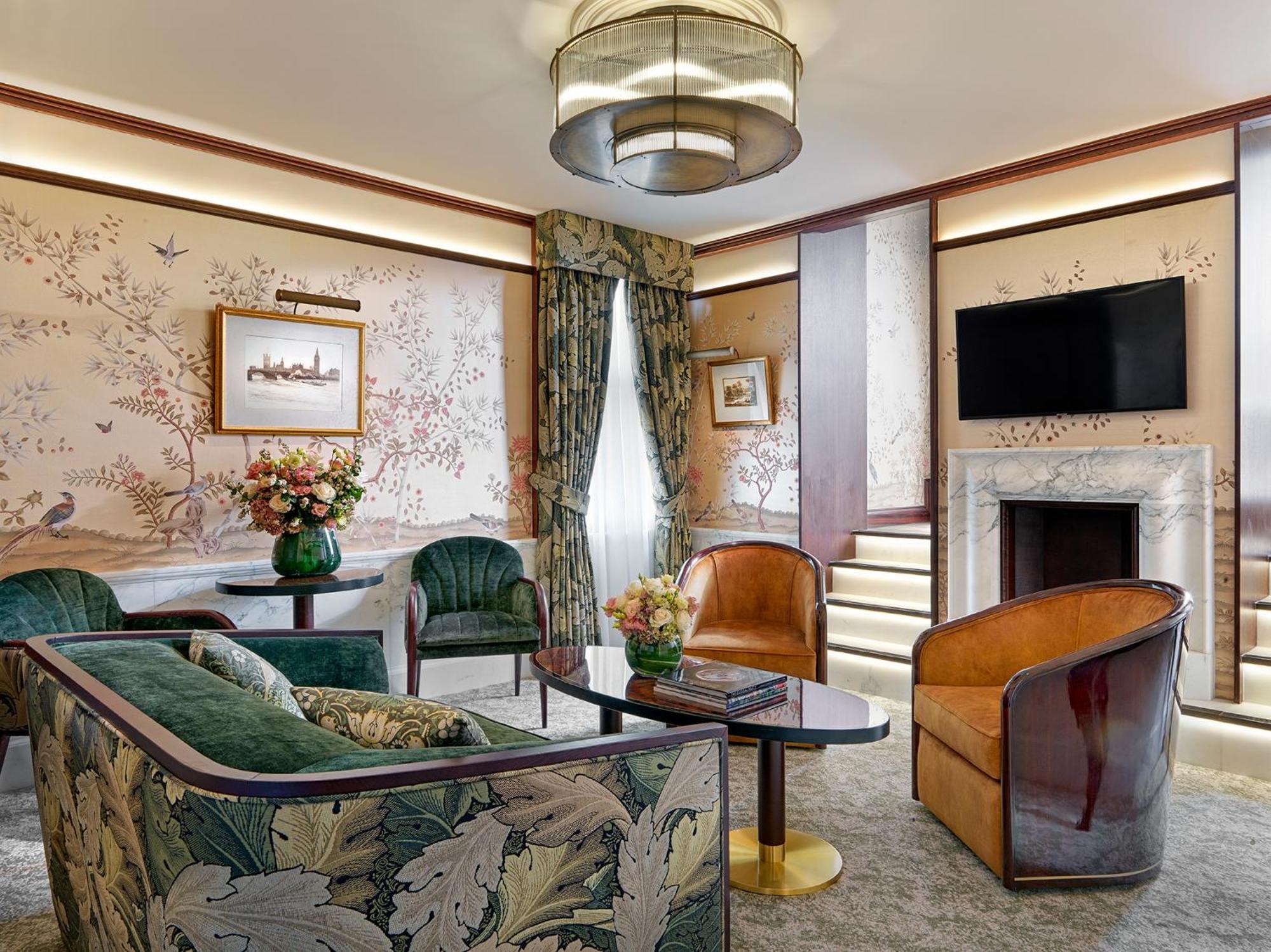 The Stafford London Hotel Bagian luar foto The living room of a suite at the Mandarin Oriental, Paris