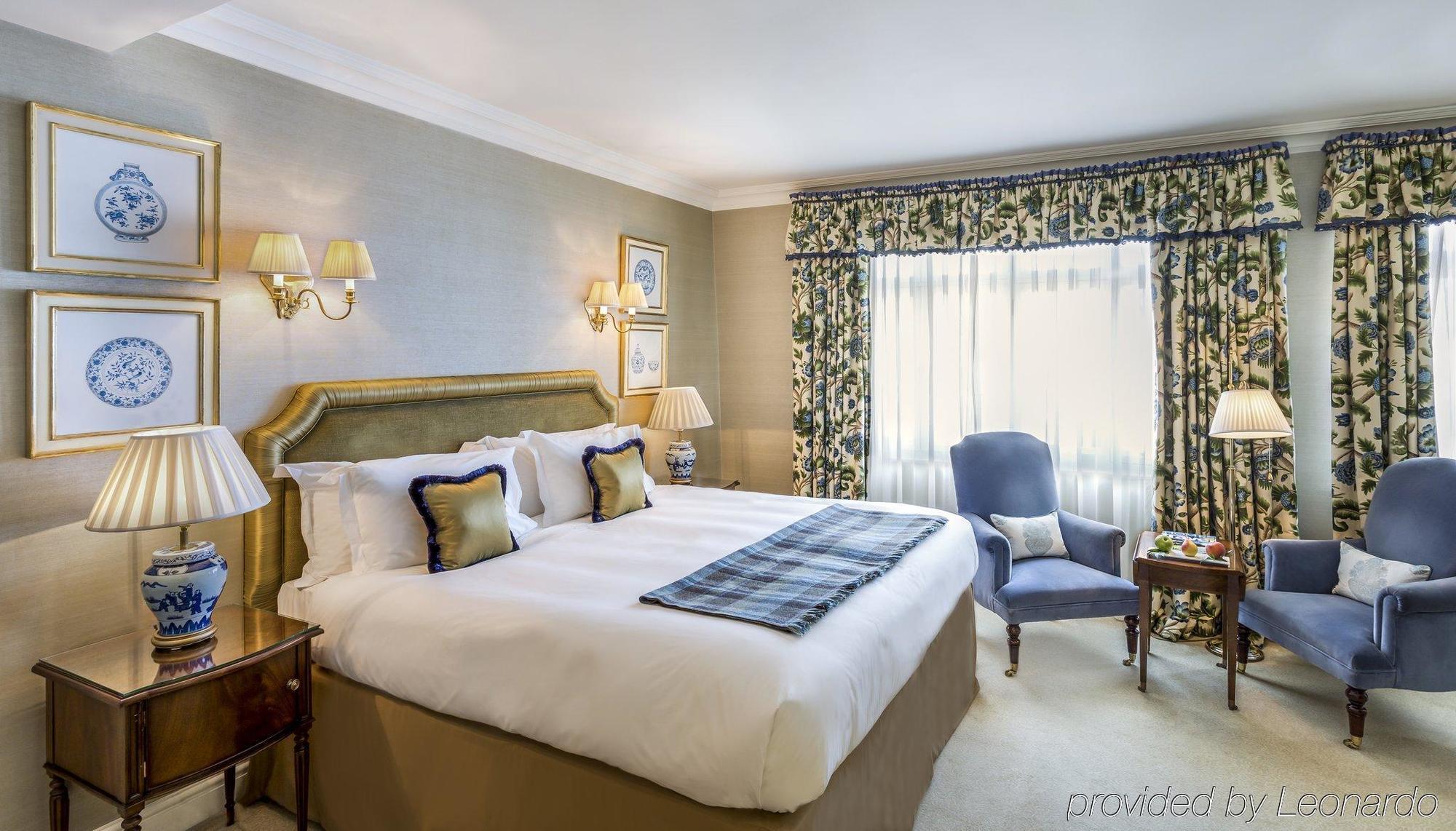 The Stafford London Hotel Bagian luar foto A bedroom at the hotel