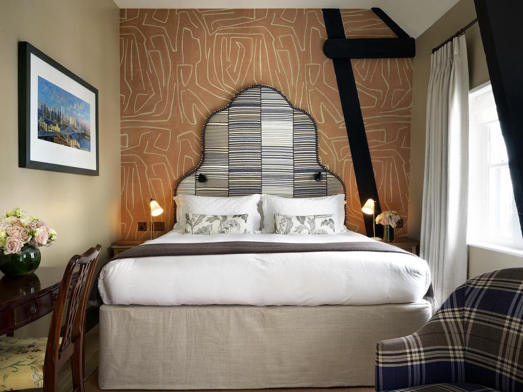 The Stafford London Hotel Bagian luar foto A bedroom at The Mitre