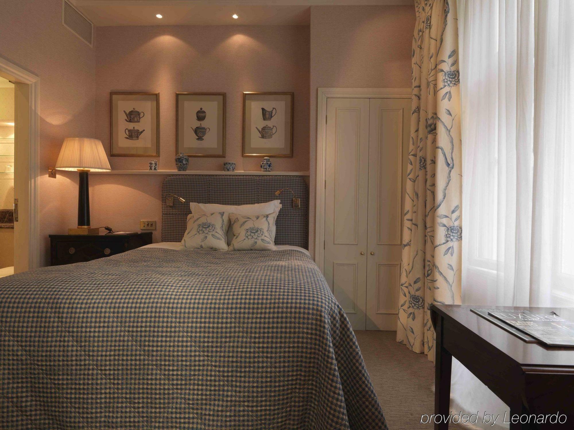 The Stafford London Hotel Bagian luar foto A bedroom at the hotel