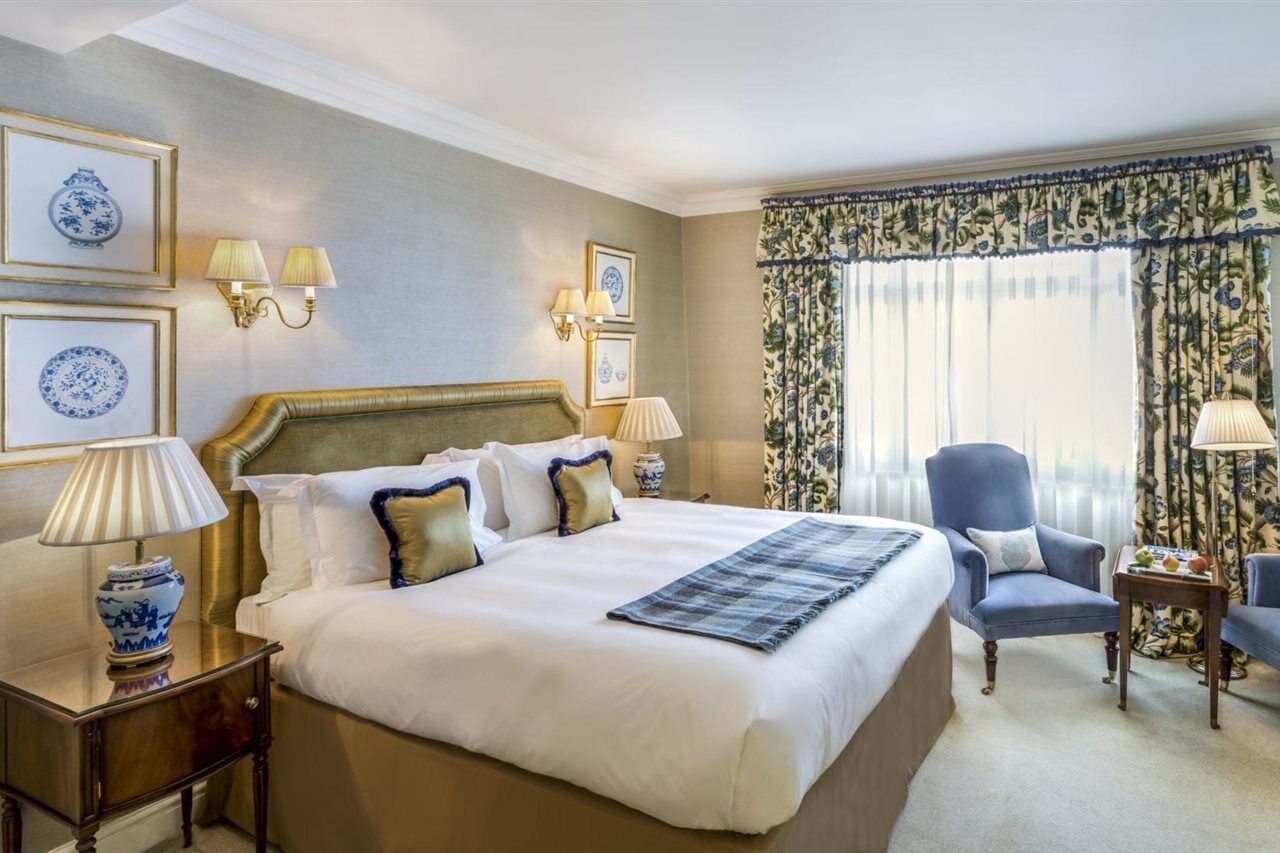 The Stafford London Hotel Bagian luar foto A bedroom at the hotel