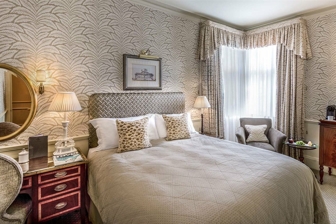 The Stafford London Hotel Bagian luar foto A bedroom at the hotel